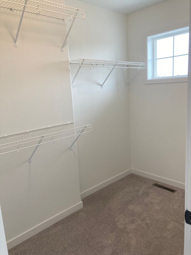 Building Photo - 4 Bed 2 Bath Single Family Home