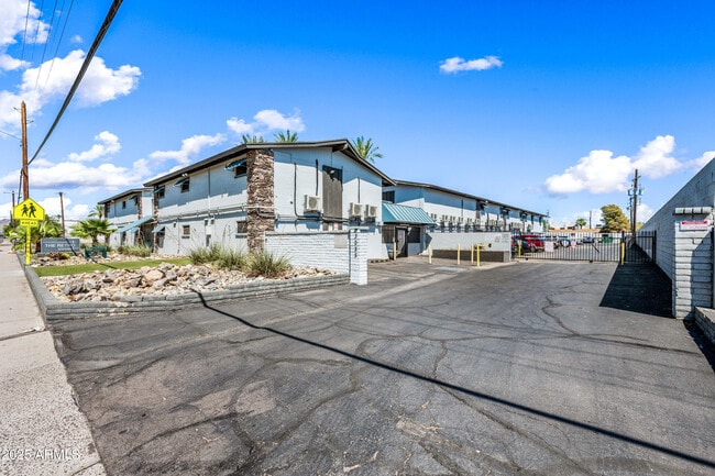 Building Photo - 3025 N 32nd St