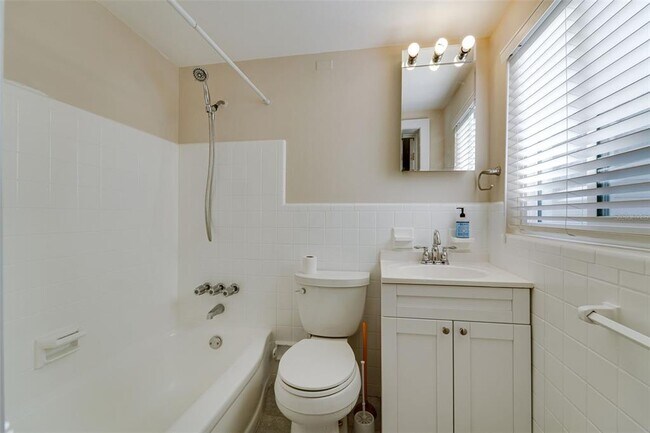 Building Photo - 553 72nd Ave