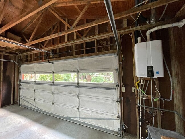 Building Photo - 4 bed, 3 bath split-level home in a private, forested setting (Bayside)