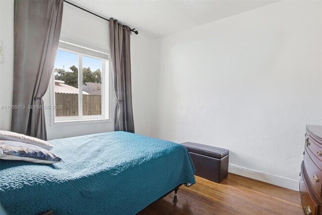 Building Photo - 104 SW 40th Ave