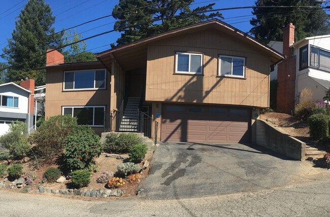 Primary Photo - Sunny 3bed/2.5 bath + office space in Mont...