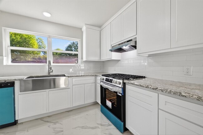 Building Photo - 10603 Highland Woods Dr