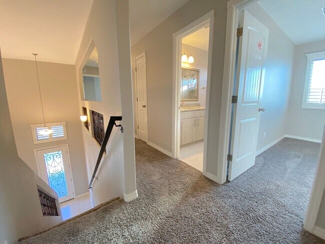 Building Photo - Spacious 4 Bedroom Refrig A/C Home