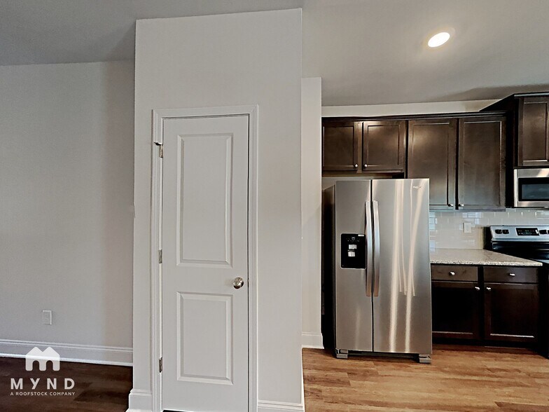 Building Photo - 10143 Benton Woods Dr