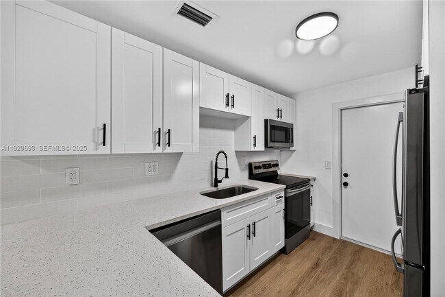 Building Photo - 2633 NE 13th Ave