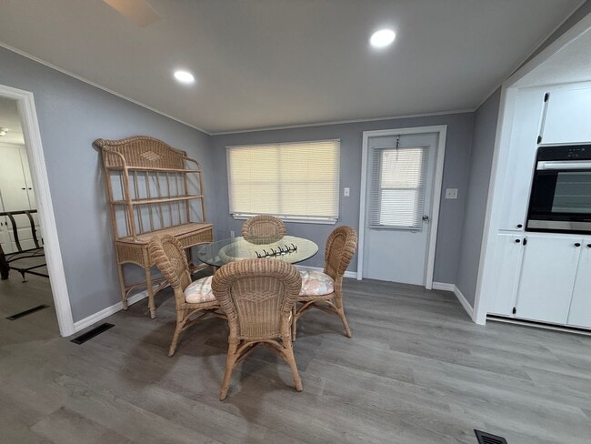 Building Photo - 2 bedroom 2 bath fully remodeled mobile home for rent in 55+ community in south Tampa