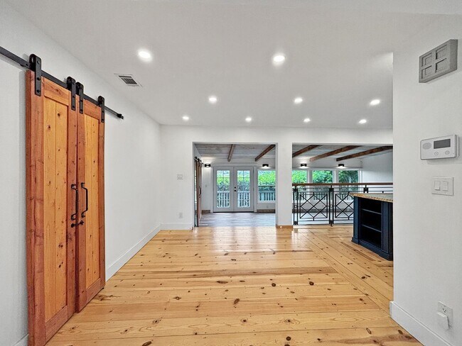 Building Photo - Charming & Spacious 3B/2BA House in La Mes...