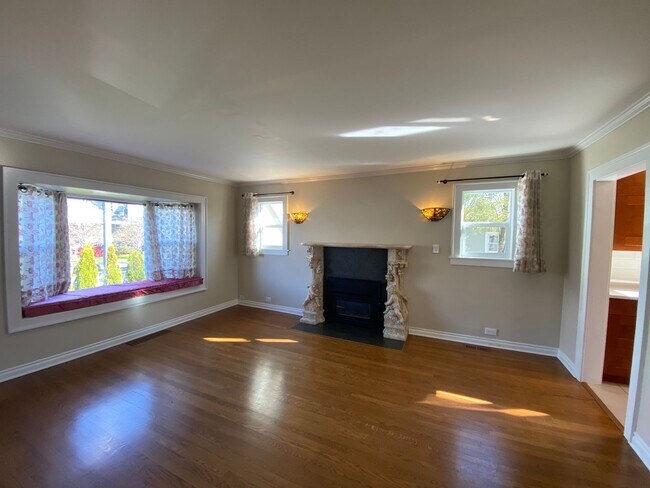 Building Photo - Ballard Loyal Heights Home