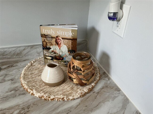 Building Photo - 1433 SW 24th Ct