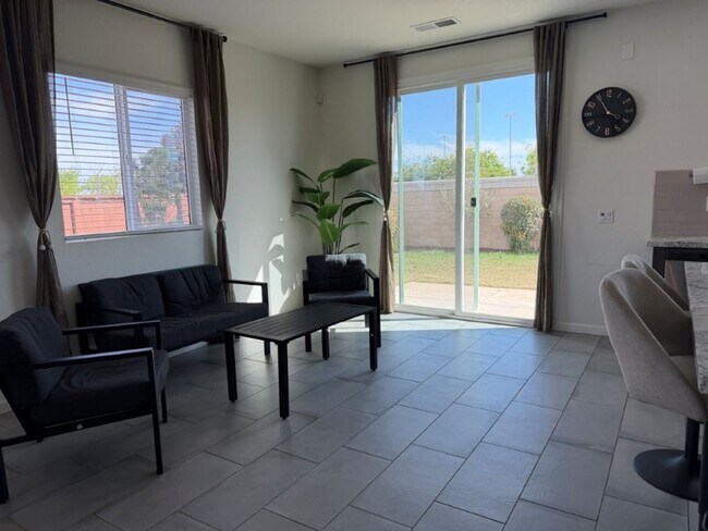 Building Photo - Newer 4 Bed / 2.5 Bath Home in Spring Lake | Owned Solar | Prime Location