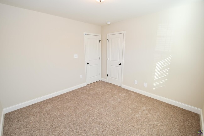 Building Photo - 204 Otters Rdg Dr