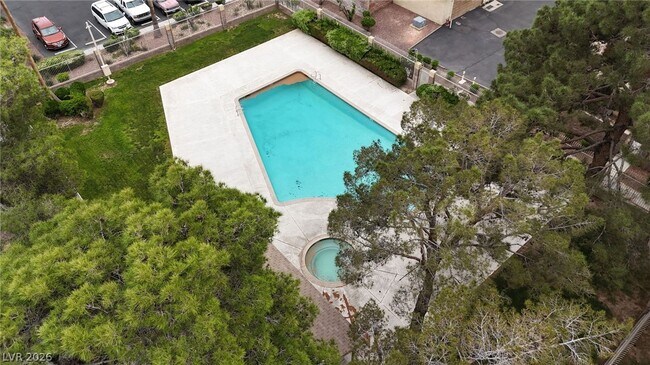 Building Photo - 2212 Silver Pine Dr