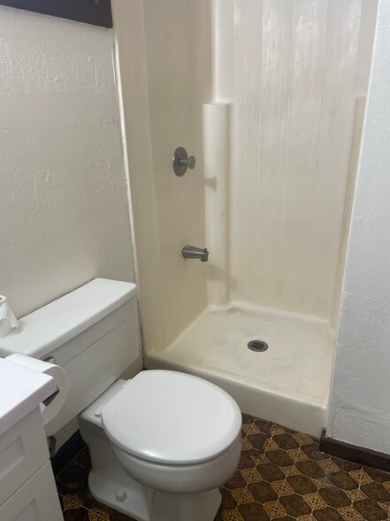 Bathroom - 1927 Kalani St