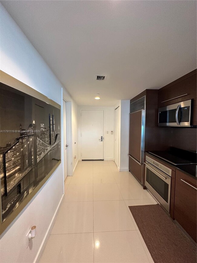 Building Photo - 495 Brickell Ave