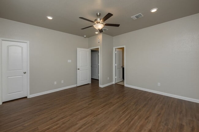 Building Photo - Beautifully designed and thoughtfully maintained duplex