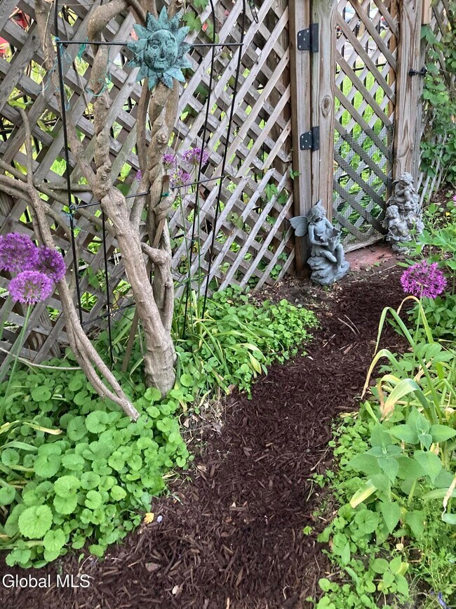 Building Photo - 162 4th St