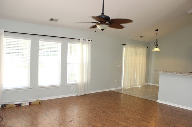 Building Photo - Ranch Home w/ Privacy Fence