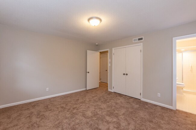 Building Photo - Beautiful Large Home in the Heart of Raleigh!