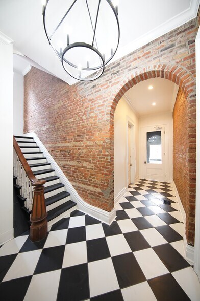 Building Photo - 112 W Ormsby Ave