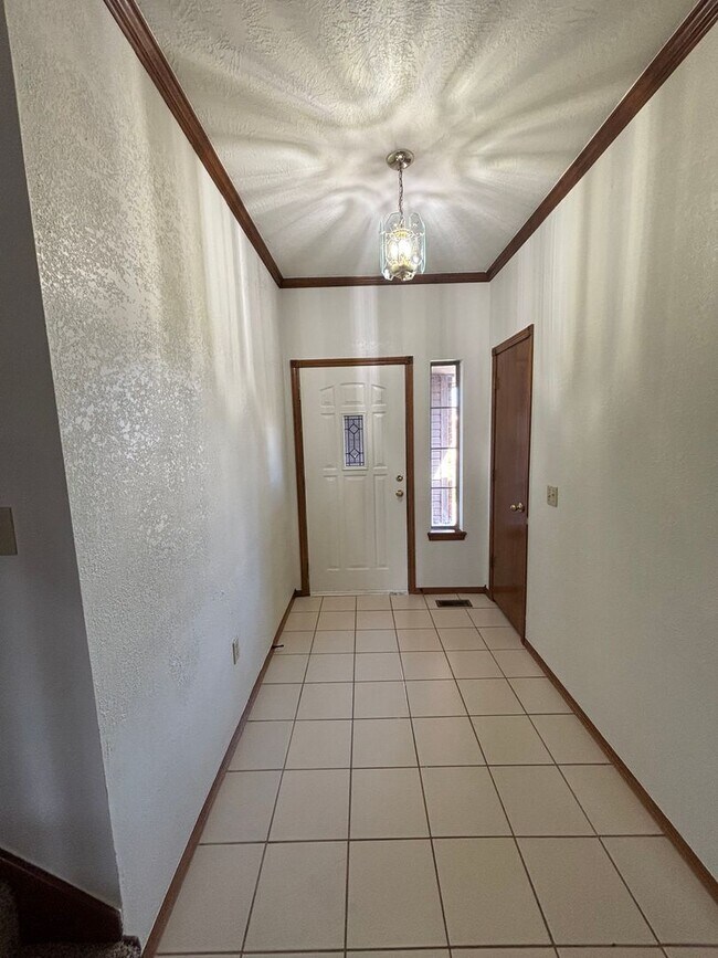 Building Photo - 3br 2.5ba on Surrey Hills Golf Course!!