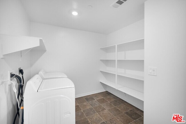 Building Photo - 2311 Blue Elm Rd