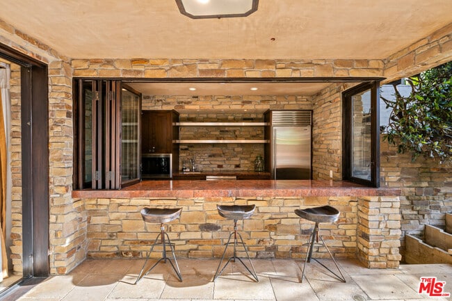 Building Photo - 964 Palisades Beach Rd