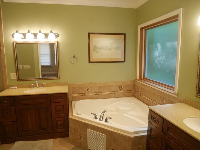 Building Photo - Elegant Coastal Home with Spacious Layout ...
