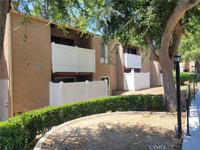 Building Photo - 10331 Lindley Ave