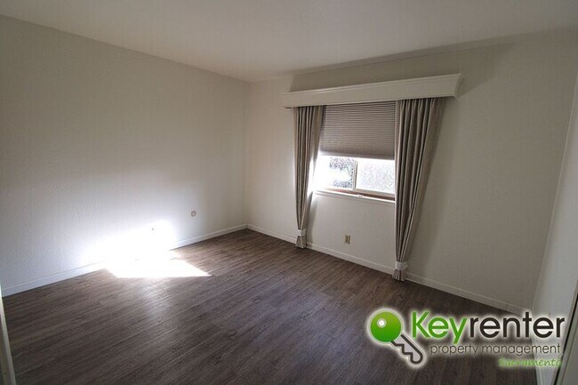 Building Photo - 2308 Rogue River Dr