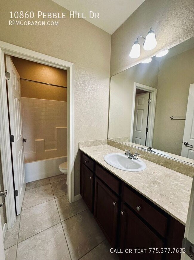 Building Photo - 10860 Pebble Hill Dr