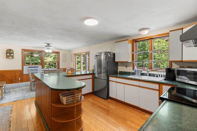 Building Photo - 241 Clough Pond Rd