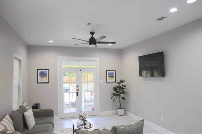 Building Photo - 1927 Louisiana Ave