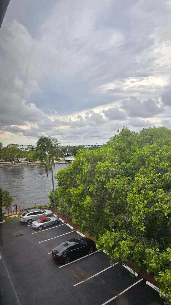 Building Photo - 105 S Riverside Dr