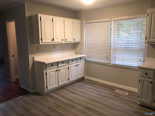 Building Photo - 5642 Chickasaw Dr