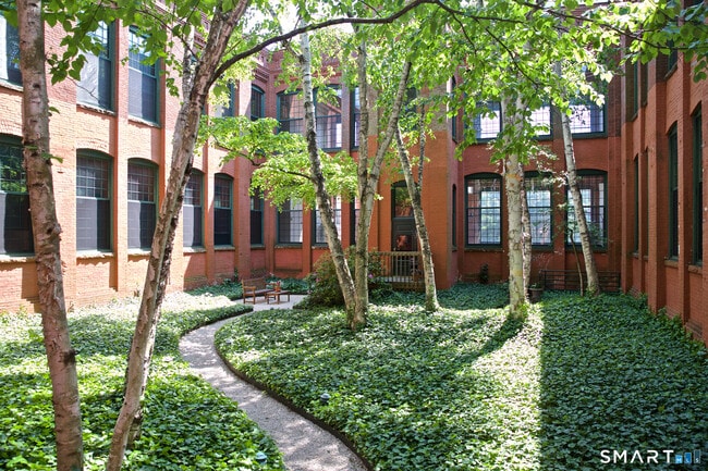 Building Photo - 25 Grand St