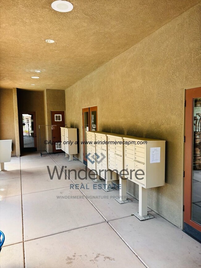 Building Photo - Stylish & Spacious 2 bedroom-/1 bath Condo in Astoria at Gateway Oaks!