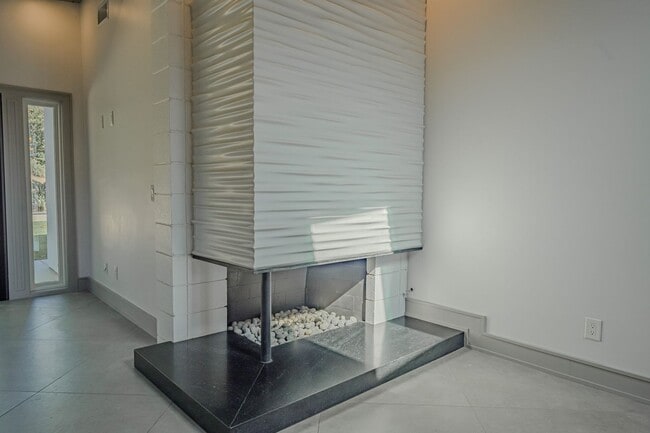 Building Photo - Luxurious Modern Living in the Heart of San Diego with Solar!