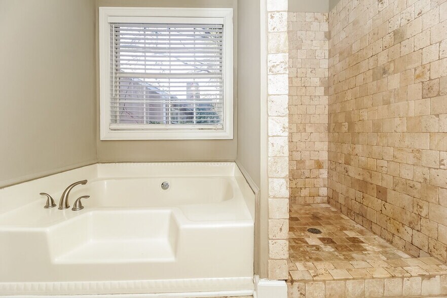 Building Photo - 2684 Candler Dr