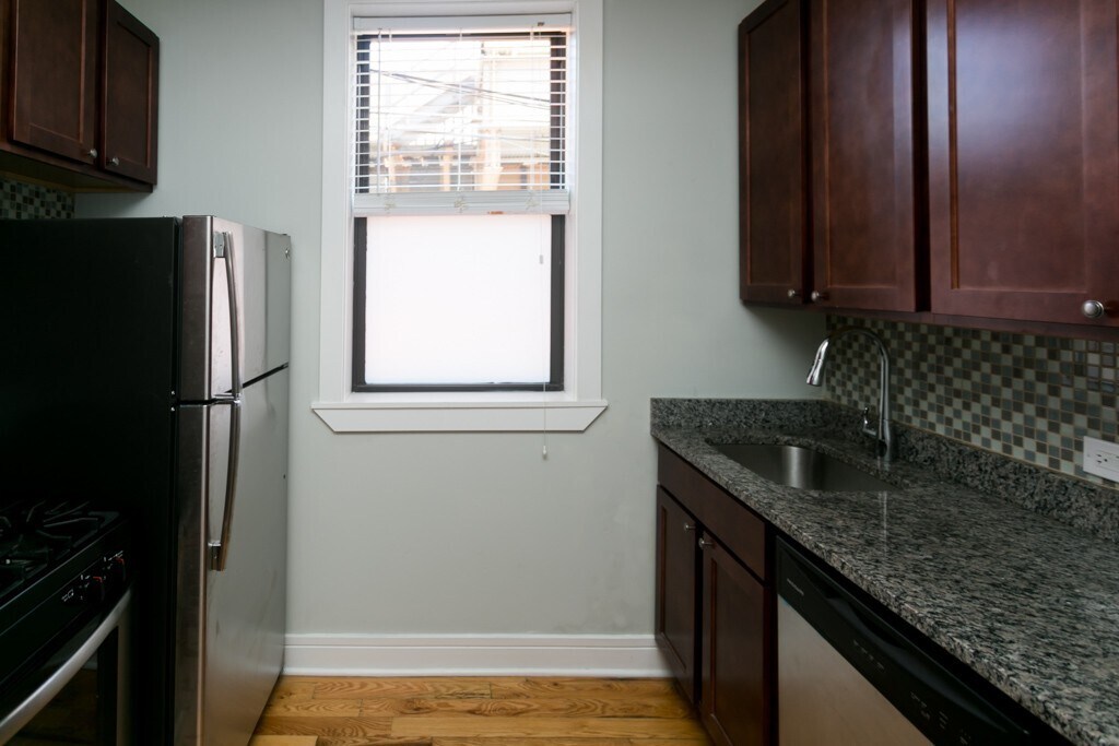 Building Photo - 4418 N Wolcott Ave