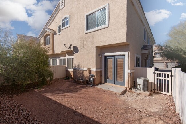 Building Photo - LARGE 3 BED, 2.5 BATH TOWNHOME IN GATED ALIANTE POOL COMMUNITY