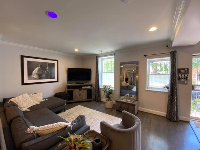 Building Photo - Lovely 3 Bedroom Townhouse in Southwest Wa...