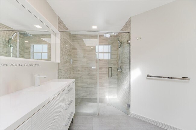 Building Photo - 140 N Hibiscus Dr