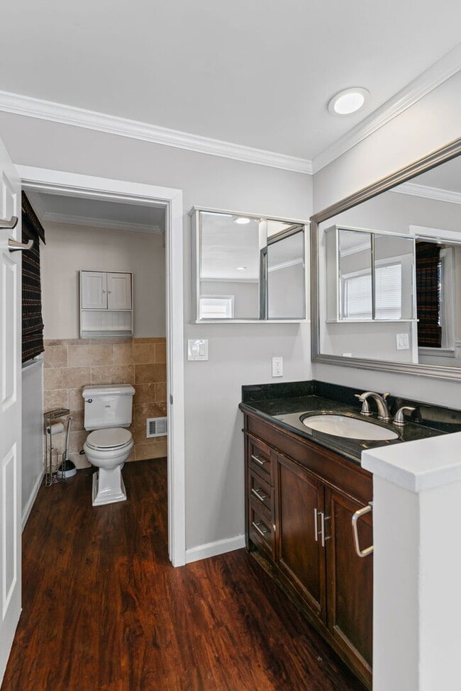 Building Photo - 836 W Everett Rd