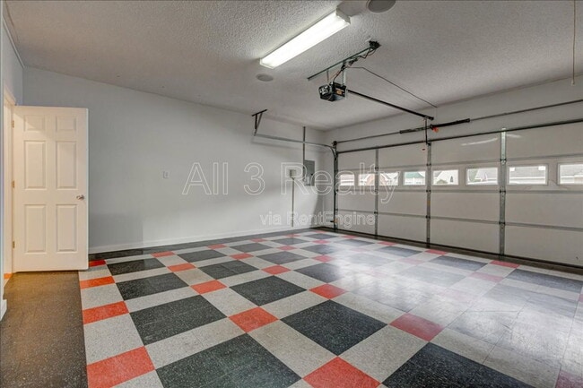 Building Photo - 1033 Pinehurst Dr