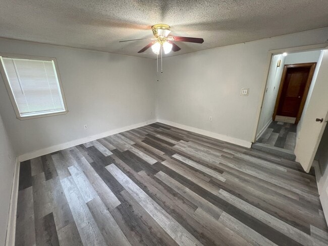 Building Photo - 4 bedroom, 2 bathroom home located in Bato...