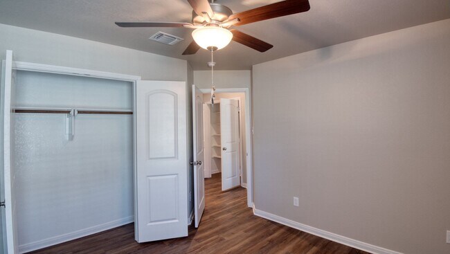 Building Photo - 513 Fallbrook Dr