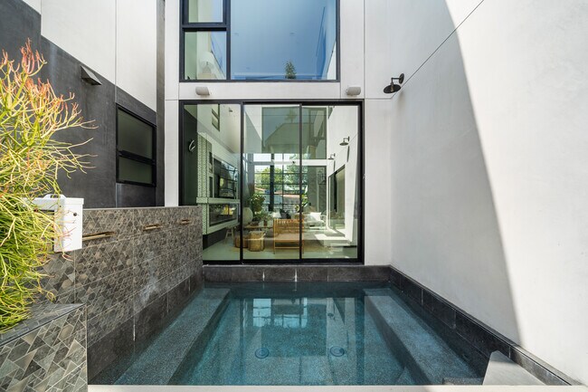 Building Photo - 838 California Ave