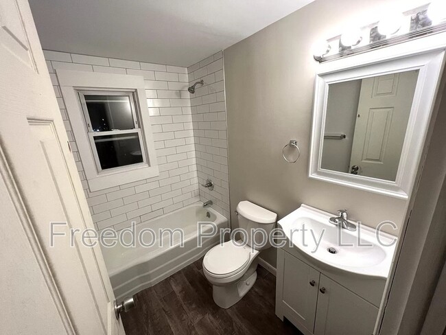 Building Photo - 353 Main St