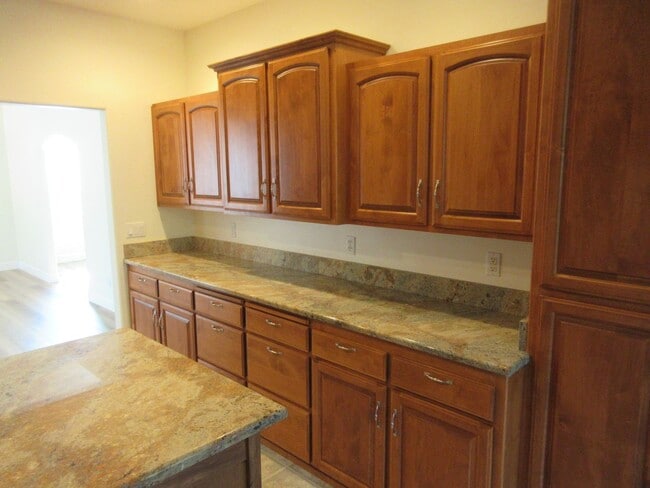 Building Photo - Large 4 Bedroom Home in West Salem